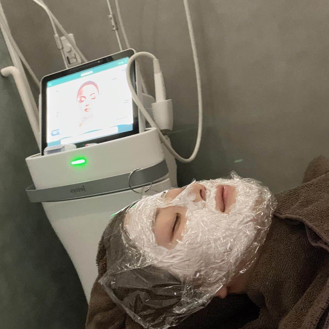 いけちゃんのインスタグラム：「新宿のT clinicで肌治療(ポテンツァ)してきた！  一時的にに肌赤くなったけど2日くらいで消えた！そして全然痛くない！  何回かやるとマジで肌綺麗になるらしいから期待してるヽ(´▽｀)/！！  #美容 #ポテンツァ #肌治療」