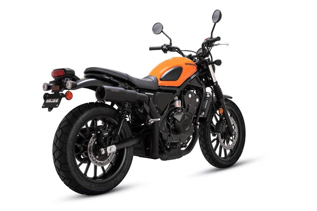 Honda Powersports USさんのインスタグラム写真 - (Honda Powersports USInstagram)「Although the SCL500 was only announced just over a week ago, the aftermarket is already busy working on ways to personalize it—an important consideration for many customers of “scrambler”-style motorcycles. As an example, check out this sweet new slip-on exhaust from @vanceandhines. It’s coated in high-temp black ceramic paint and has details like a CNC-machined billet end cap, as well as a bolt-on heat shield. Check out the V&H website for more info, and keep an eye out for more ways to customize the SCL500, as companies embrace the all-new model in the coming weeks and months. #SCL500 #HondaScrambler」6月8日 2時00分 - honda_powersports_us