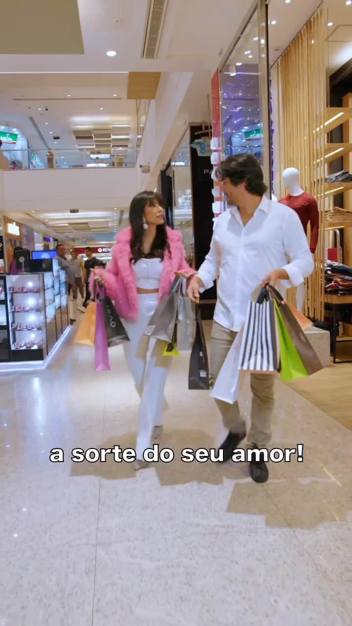 Gabriela Salesのインスタグラム：「Lacrinhas, vocês também estão em dúvida de qual presente escolher para o amorZÃO? Para quem é de Fortaleza ou conhece um crush que mora lá, com o SuperApp do shopping RioMar Kennedy dá para encontrar diversas opções para presentear neste Dia dos Namorados. 💝 Além disso, comprando pelo aplicativo, você tem o dobro de chances de ganhar na promo “Meu Amor Me Dá Sorte”, os detalhes estão na página do shopping. Ahhh… e tem frete grátis até o dia 12 de junho! 🫶🏼🫶🏼🫶🏼 *publi #RioMarKennedy #PeçaOnline #Fortaleza」