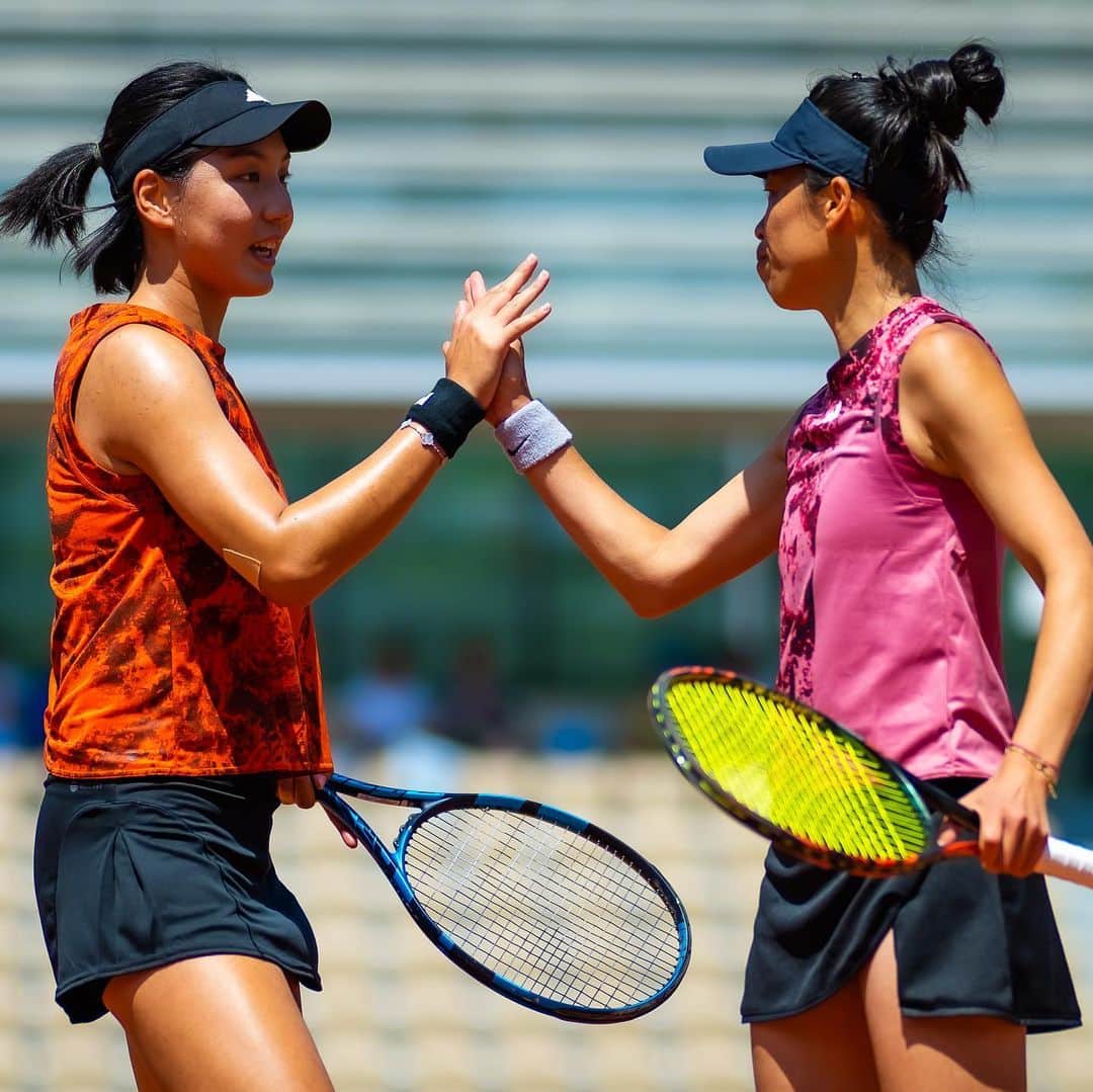 WTA（女子テニス協会）のインスタグラム：「Rounding out the semifinals in doubles 🤗  @wangxinyu926 / @sw.hsieh and No.10 seeds @tay_taytownsend / @leylahannietennis   #RolandGarros」