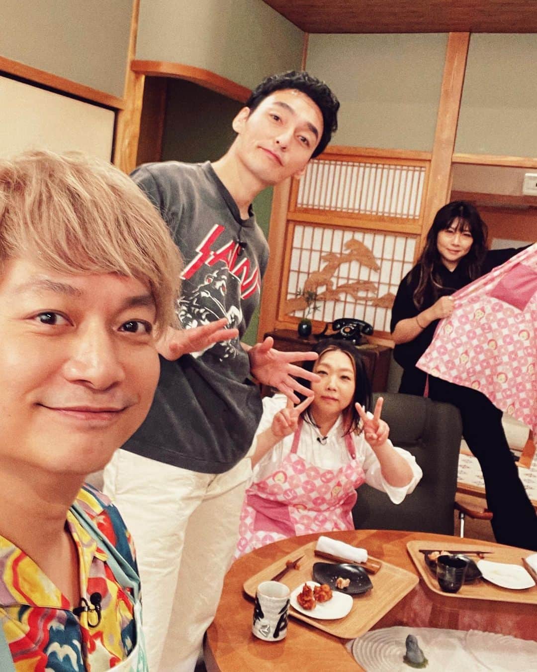 のインスタグラム：「良き良きアットホーム つよぽんが大阪に広げた新しい地図 #うさかめ @tsuyoshikusanagi_official  @yasuyo_unabara  @tomocolovesmile」