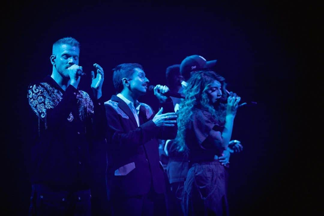 ペンタトニックスのインスタグラム：「When in Paris… ✨ Night one was BEAUTIFUL!! #PTXTheWorldTour  📸: @hausdo」