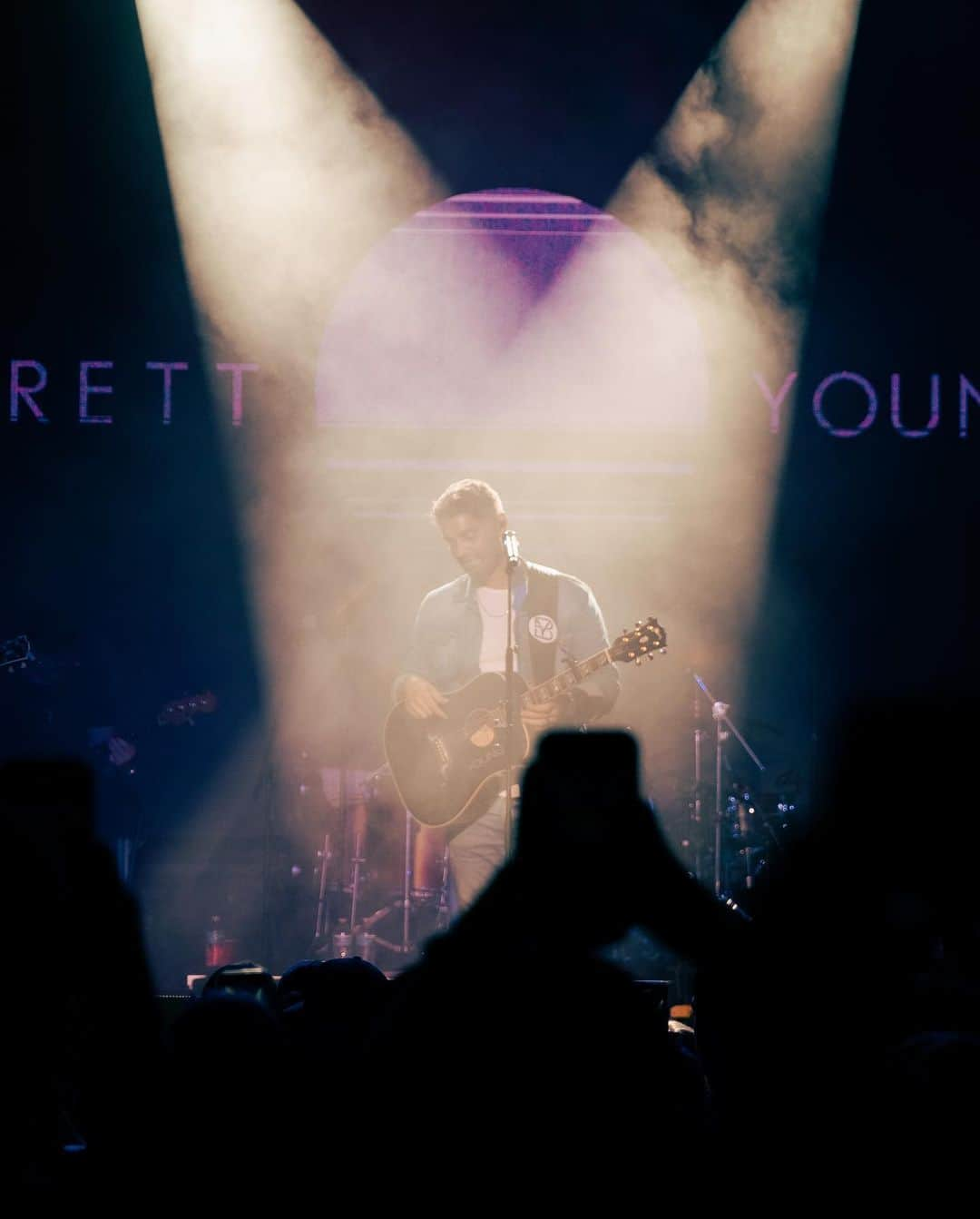 ブルット・ヤングさんのインスタグラム写真 - (ブルット・ヤングInstagram)「Mom and Dad take Broadway  #cmafest #nashville #wifey」6月8日 2時06分 - brettyoungmusic