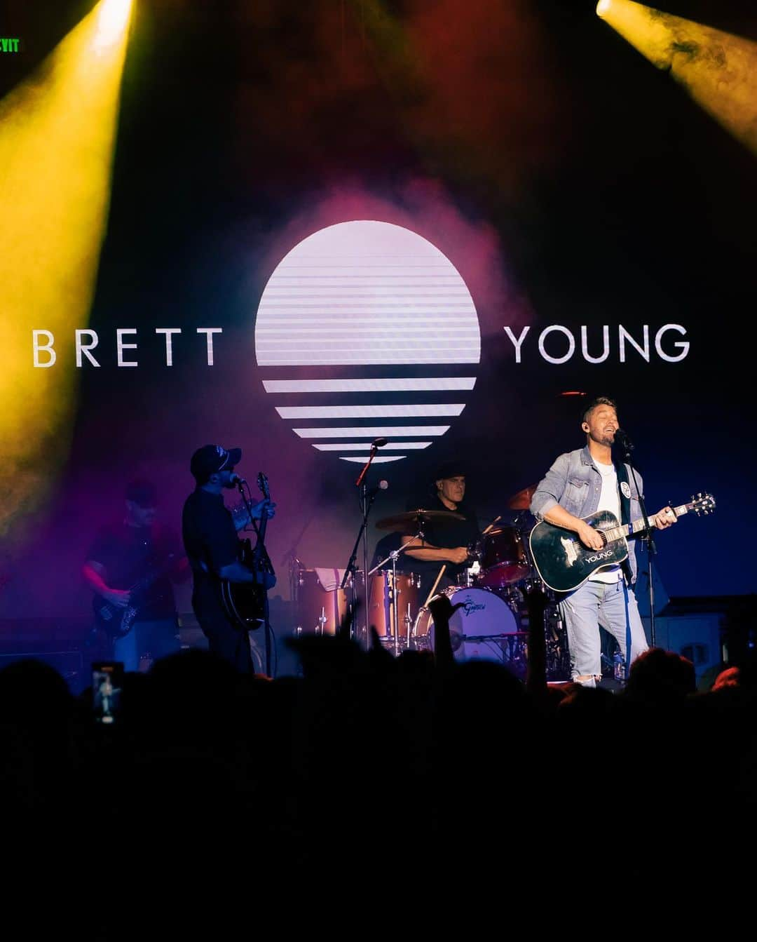 ブルット・ヤングさんのインスタグラム写真 - (ブルット・ヤングInstagram)「Mom and Dad take Broadway  #cmafest #nashville #wifey」6月8日 2時06分 - brettyoungmusic