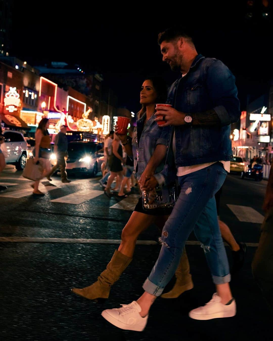 ブルット・ヤングさんのインスタグラム写真 - (ブルット・ヤングInstagram)「Mom and Dad take Broadway  #cmafest #nashville #wifey」6月8日 2時06分 - brettyoungmusic