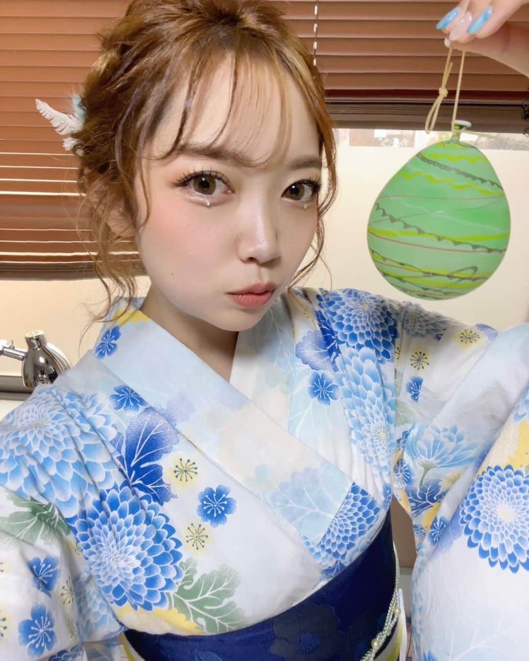 八乙女ななのインスタグラム：「. . 夏がいちばんすきー！！♡ . #夏祭り  #浴衣  #浴衣女子  #花火  #花火大会  #わたがし  #着付け  #ヘアメイク  #アイドル  #マツエク  #ネイル  #打上花火」