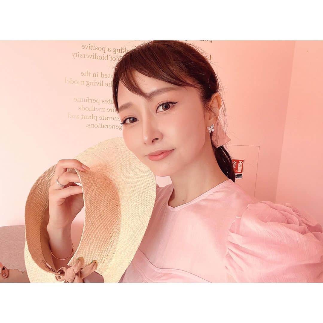 のインスタグラム：「ピンクの世界 グラースにあるランコムのバラ農園Domaine de la Roseにて #ランコム#アプソリュプレシャスセルUV #ロンジェビティリトリートメント #ABSOLUE #LONGEVITYRETREAT #LANCOMEOFFICIAL」
