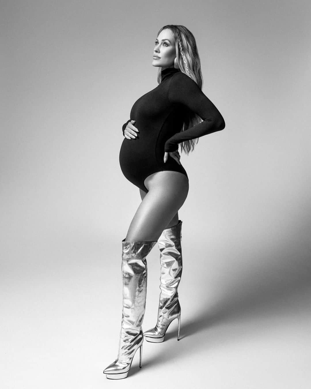Peta Murgatroydのインスタグラム：「Soaking in these last few days with little man.  Finding every opportunity to be super present with Shai and spend as much one on one time with him.  Focusing on my inner thoughts and releasing the negative. Realizing I have what I wished for ✨   Baby boy you have no idea how much I’ve wanted you. We are all ready for your arrival 💙  Photography: @oxanaalexphotography  Makeup: @dillonpena  Hair: @laurarugetti  Styling: @erinnoella」