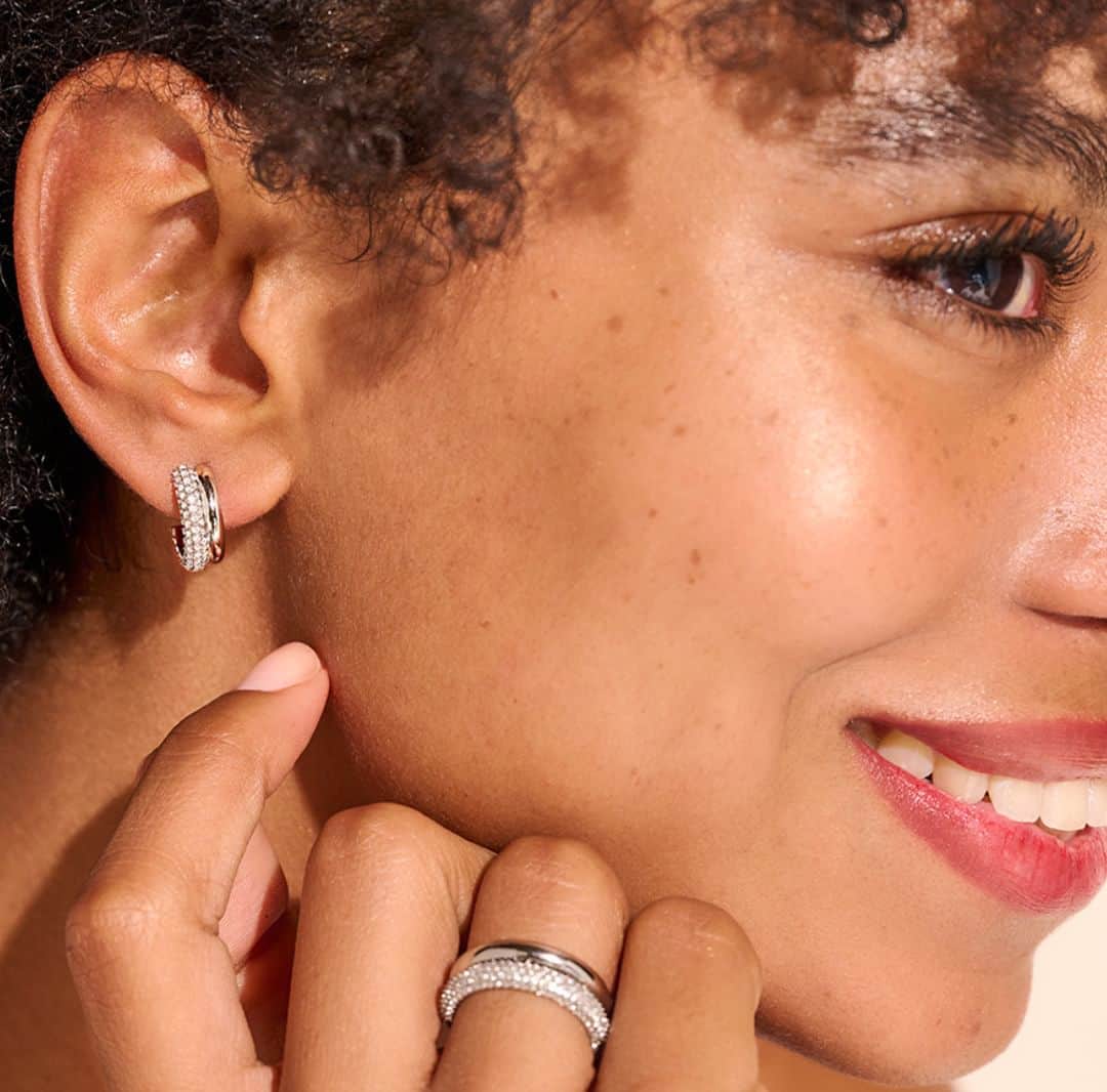 Olivia Burtonのインスタグラム：「From delicate studs to bold hoops or cuffs, style your ears with our range of new-in classics. 🤍」