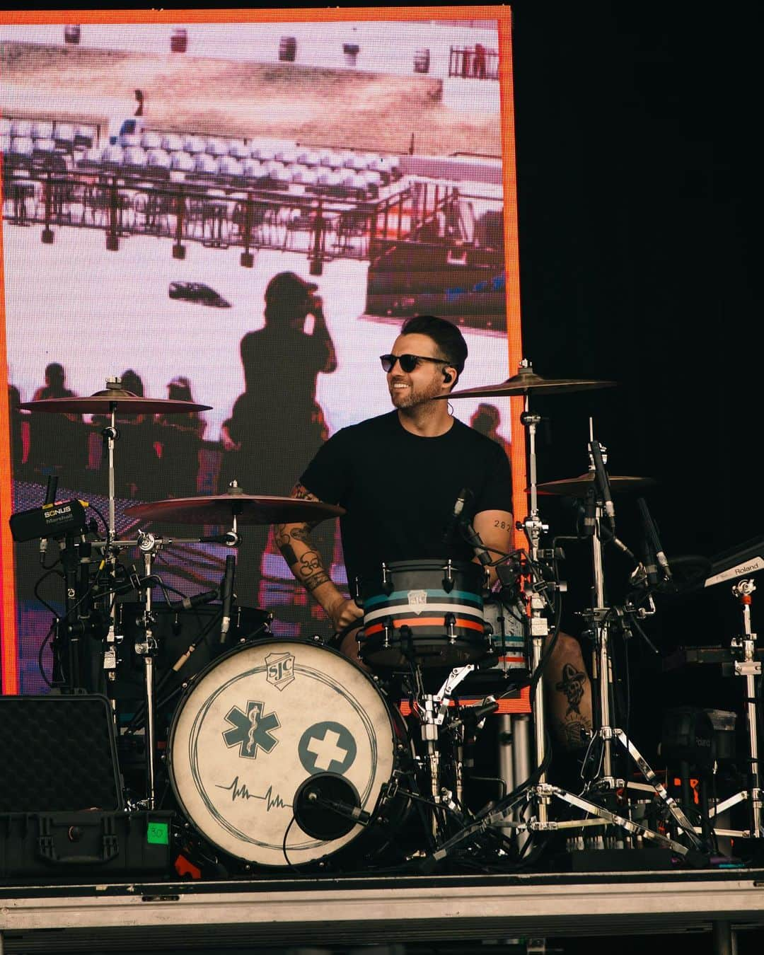 リアン・ドーソンさんのインスタグラム写真 - (リアン・ドーソンInstagram)「touring drumming camming rose-ing. Sav using Steve as a step to get into truck. Life is good. Love you all :) thanks @salmabustos for being such a badass.」6月8日 2時25分 - riandawson