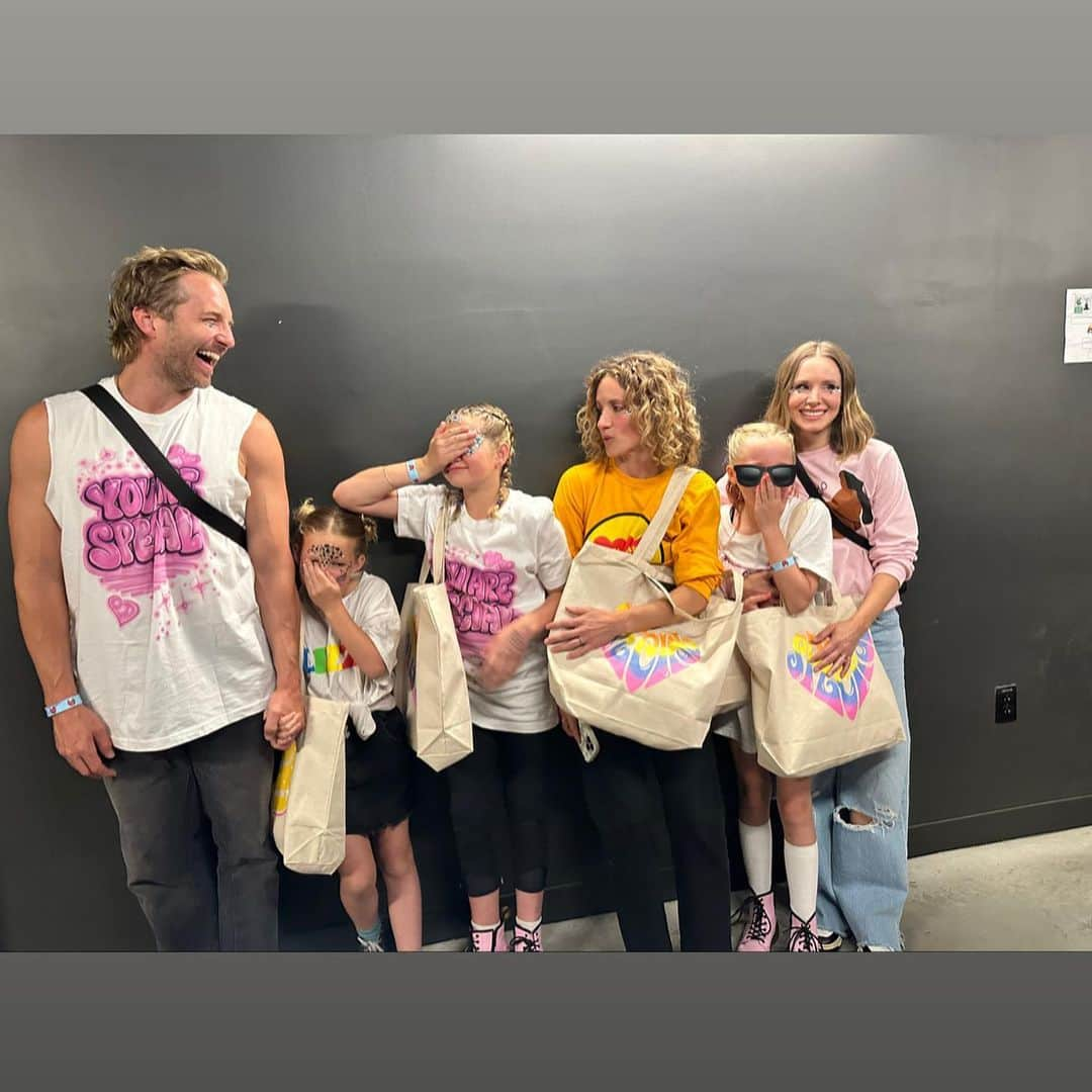 ライアン・ハンセンさんのインスタグラム写真 - (ライアン・ハンセンInstagram)「LIZZO!!!!!!! Watching my daughter and her best buddy meet their ABSOLUTE IDOL @lizzobeeating made my heart explode!!! We are all are still recovering. We love you Lizzo ❤️‍🔥」6月8日 2時35分 - hiryanhansen