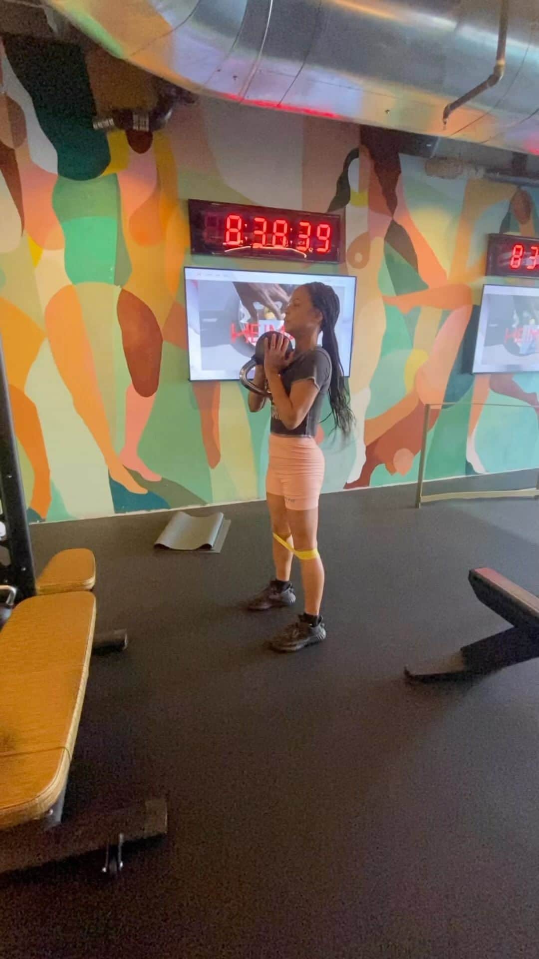 クリスティーナ・ミリアンのインスタグラム：「A sweaty Strength, Power & Stability focused morning with this STRONG MAMA! 💪✨🤍 @christinamilian」