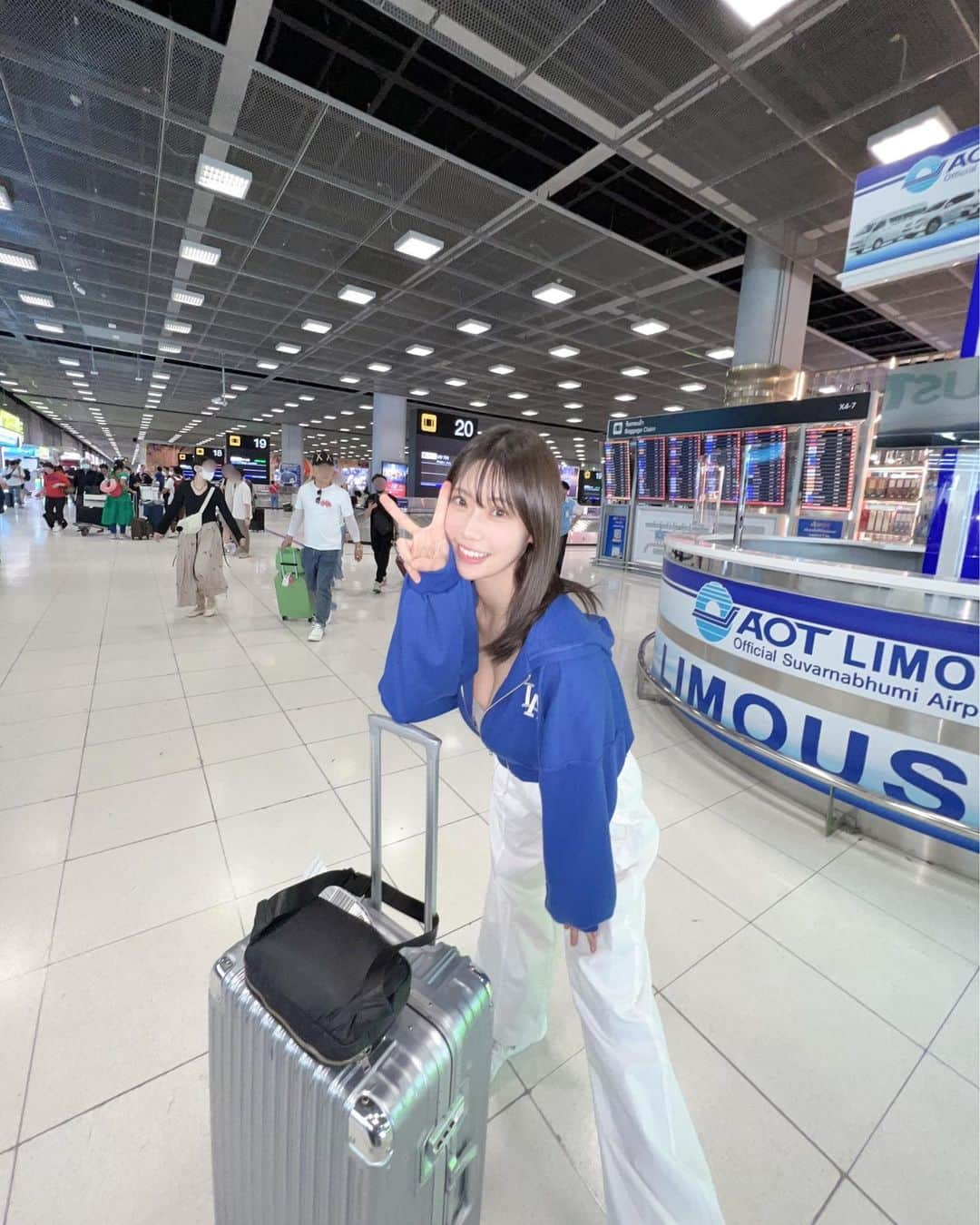 鈴木ふみ奈さんのインスタグラム写真 - (鈴木ふみ奈Instagram)「無事にタイに到着しました🛬 明日から撮影頑張ります💙  おやすみなさい🐑💭  #thai #thailand #鈴木ふみ奈 #fuminasuzuki #gravure」6月8日 2時32分 - fuminasuzuki