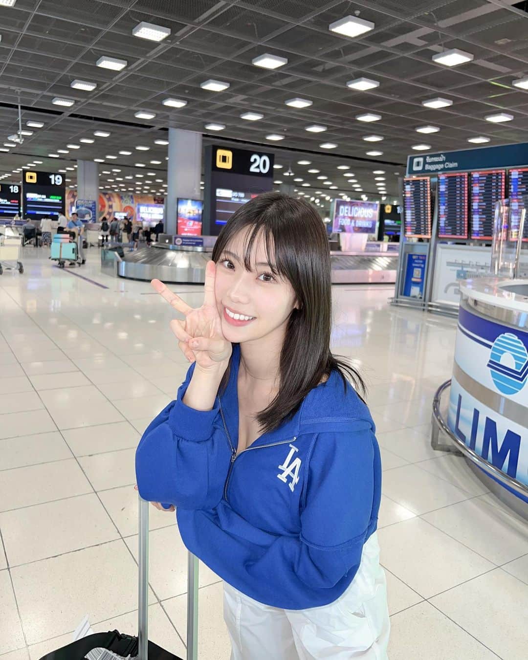 鈴木ふみ奈さんのインスタグラム写真 - (鈴木ふみ奈Instagram)「無事にタイに到着しました🛬 明日から撮影頑張ります💙  おやすみなさい🐑💭  #thai #thailand #鈴木ふみ奈 #fuminasuzuki #gravure」6月8日 2時32分 - fuminasuzuki
