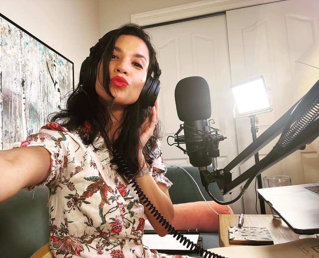 ダナイ・ガルシアのインスタグラム：「@danaygarciapodcast recording is happening Familia! 🎙 Feeling inspired and energized with our upcoming guests. 🪴Can’t wait to share what’s been cooking! Stay tune because I’ll be announcing my next guest pronto. 🧡🪴 We have a big episode coming up this Saturday!  In the mean time - support our show - link in bio & subscribe to my YouTube channel.  And if you want to be part of my Podcast watch parties with La Familia - go to officialdanaygarcia.com and subscribe to my newsletter. I’ll be sending you a zoom link for this Saturday’s episode!  #podcast #herewego #love #gratitude #danaygarciapodcast #happytobehere #treatyourlifelikeagarden #host #familia #community #comunidad #danaygarcia #ftwd #tvshow  Never forget the magic 🎙👑#queen」