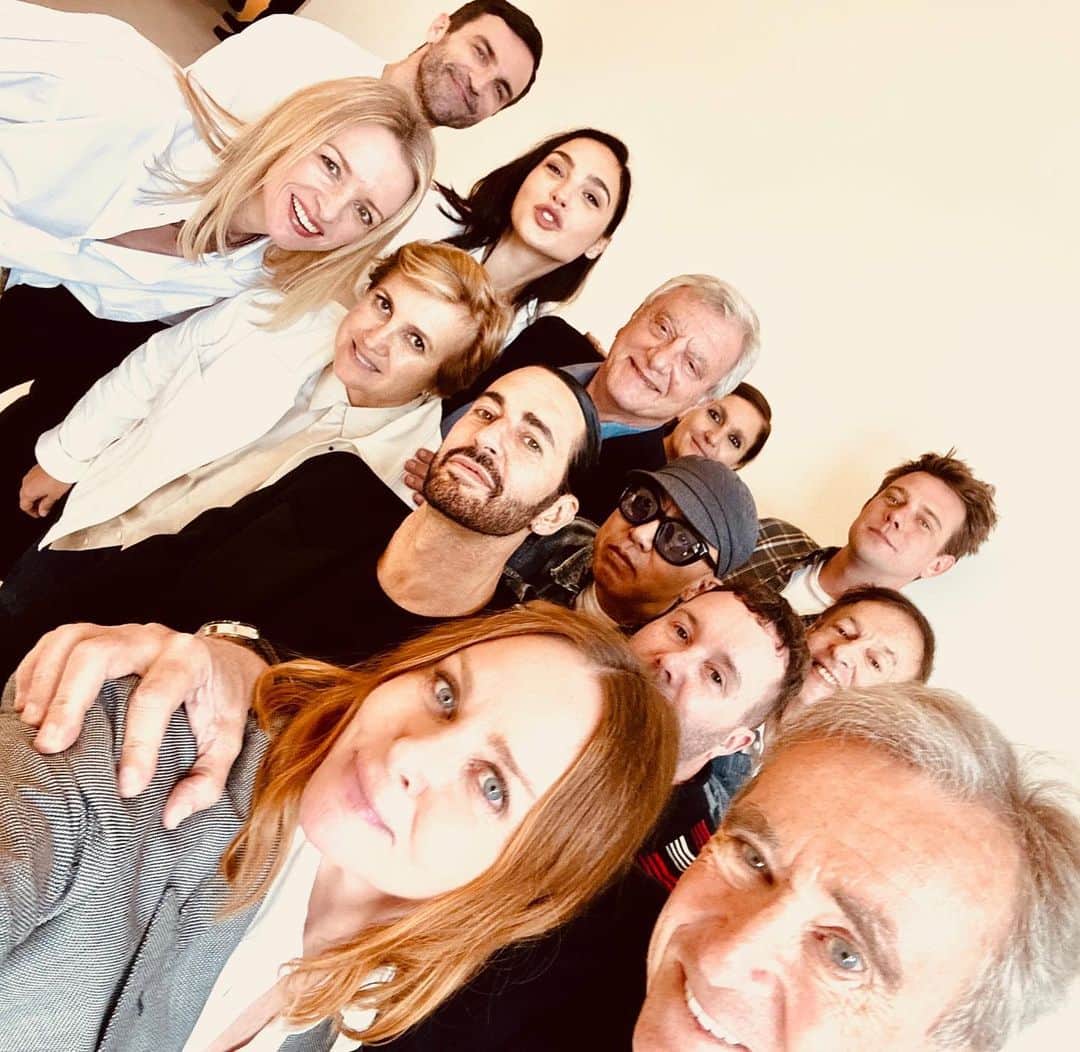 ガル・ガドットのインスタグラム：「Show me a cooler jury than this, I'll wait... Selfie by @stellamccartney obviously 😜  @lvmhprize @jonathan.anderson @mariagraziachiuri @nicolasghesquiere @themarcjacobs @mrkimjones @nigo @silviaventurinifendi #lvmhprise」