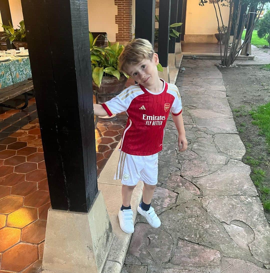 アレハンドロ・フェルナンデス・イグレシアスのインスタグラム：「Allá van con el balón en los pies💛  #CarlaVanBasten❌ #MinialexGunner💥」