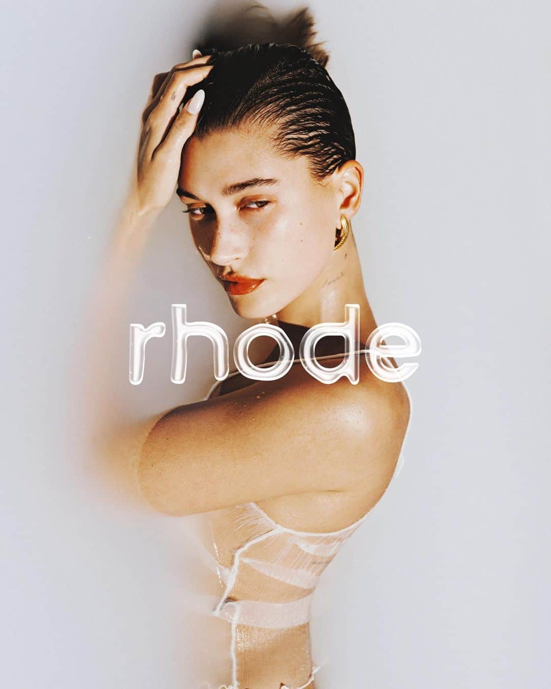 ハイレイ・ロード・ボールドウィンのインスタグラム：「GLAZING MILK ✨🥛 our new hydrating essence arrives 6/15 at 9am pst. so insanely excited for this one @rhode」