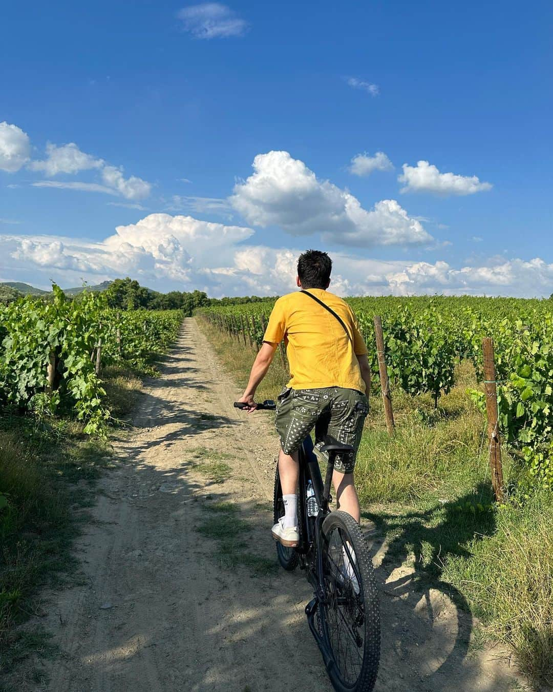 エイサ・バターフィールドさんのインスタグラム写真 - (エイサ・バターフィールドInstagram)「I came back from Douro with a belly full of wine, tile paint on my hands and a big fat grin on my face. Also why aren’t there more Padel courts in London?  Thank you @sixsensesdourovalley for the treat.」6月8日 2時59分 - asabopp