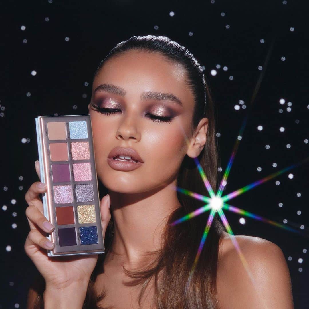 Anastasia Beverly Hillsさんのインスタグラム写真 - (Anastasia Beverly HillsInstagram)「Our love for COSMOS is automatic (Proto Zoa fans, wya?!) 👩‍🎤🛸 Serve interstellar glam with this 12-pan beauty, NOW AVAILABLE at the link in bio! 🌌  #ABHCOSMOS #AnastasiaBeverlyHills」6月8日 3時00分 - anastasiabeverlyhills