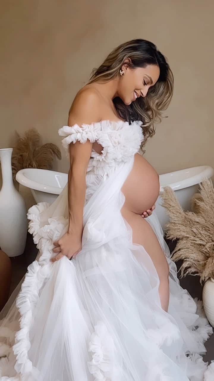 Sarah Mundoのインスタグラム：「Romanticizing my maternity. Capturing these moments of growing a world inside of me.   Thanks @laloftstudios for the space! Beautiful aesthetics  #maternityphotography #romance #aesthetic #dtla」