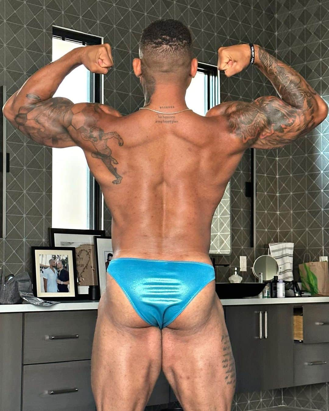 ショウン・トンプソンさんのインスタグラム写真 - (ショウン・トンプソンInstagram)「🍑My hump is getting tighter but don’t be fooled! Objects in photo are smaller than they appear! #humpday」6月8日 3時07分 - shaunt