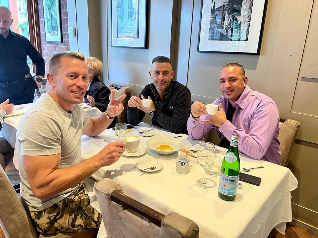 ジョルジュ・サンピエールのインスタグラム：「La caféine et le sucre crée une sale dépendance.  En êtes vous victime?」