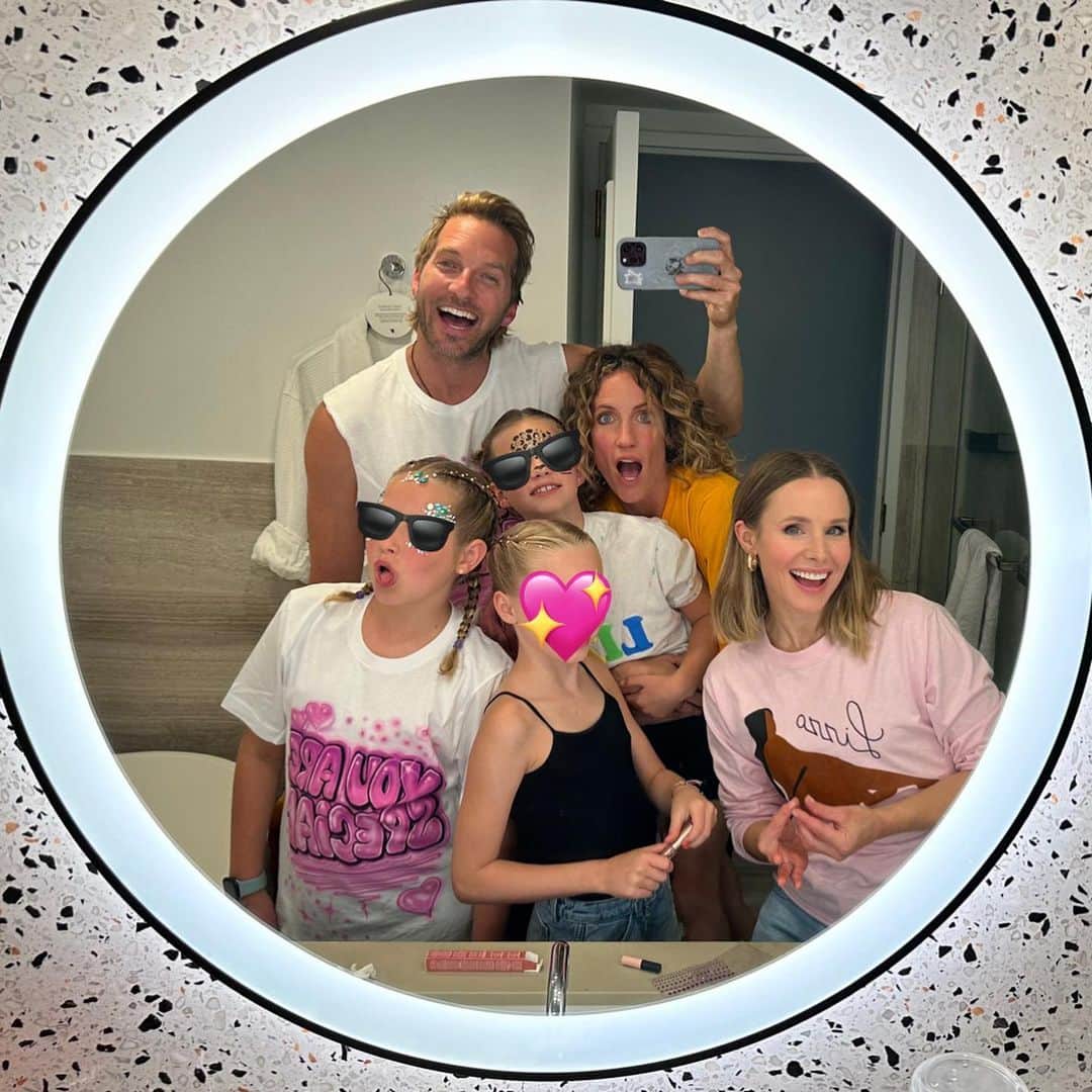 のインスタグラム：「Legendary weekend getting to meet our most favorite person of all the people… @lizzobeeating !!! Hard to describe the emotions I felt when she wrapped her arms around my girls and squeezed them with so much love. Lizzo inspires my whole family on a level no other artist does. She makes living life FUN. She gives my girls happiness and self esteem and man oh man did she deliver at this concert!!!」