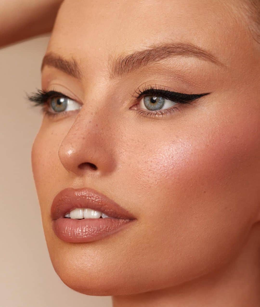 のインスタグラム：「up close & personal」