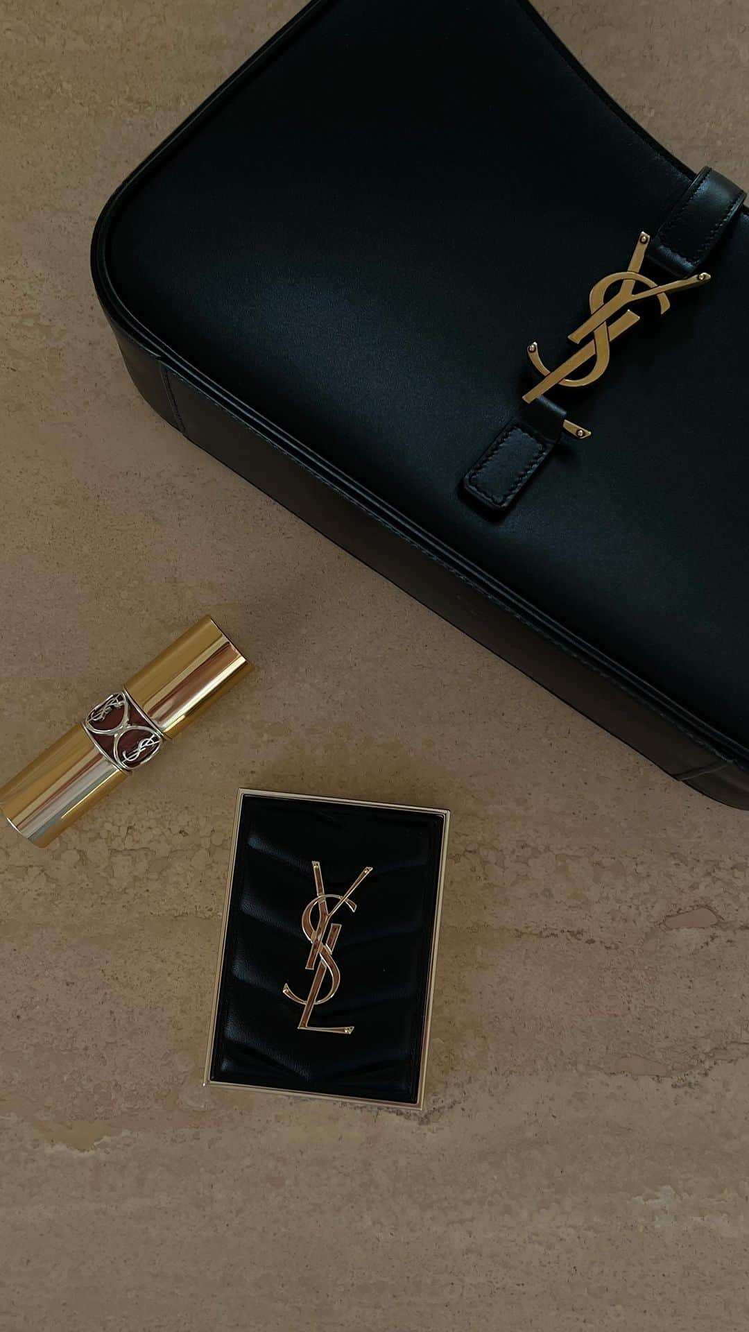 ペニーレ・タイスベックのインスタグラム：「Annonce Getting ready for summer nights using the cutest @yslbeauty palette  #yslbeauty #makeup #minicoutureclutch」