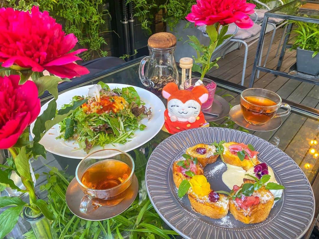 江崎びす子さんのインスタグラム写真 - (江崎びす子Instagram)「母親のぐりこさんが行きたいと言うので、青山のフラワーマーケットティーハウスへ。  食べれるお花だらけ」6月8日 3時27分 - bisukoezaki