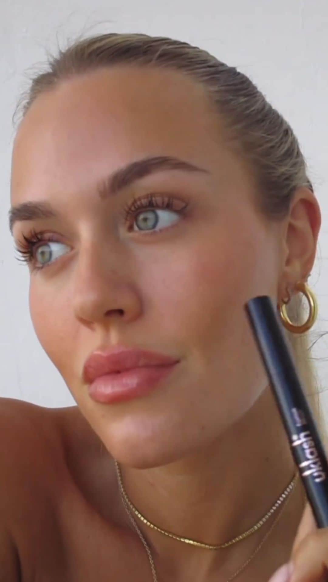 のインスタグラム：「I’m finalllly sharing the secret to how I’ve grown my natural lashes back after destroying them with 8 years of continuously getting lash extensions 🫣 I never thought I’d be able to have long natural lashes again but with the help of my @uklash lash serum, we are here 🥹 so happy with the results. Use my code LOTTIE for 20% off.  Posting before and afters on my story 🤍」