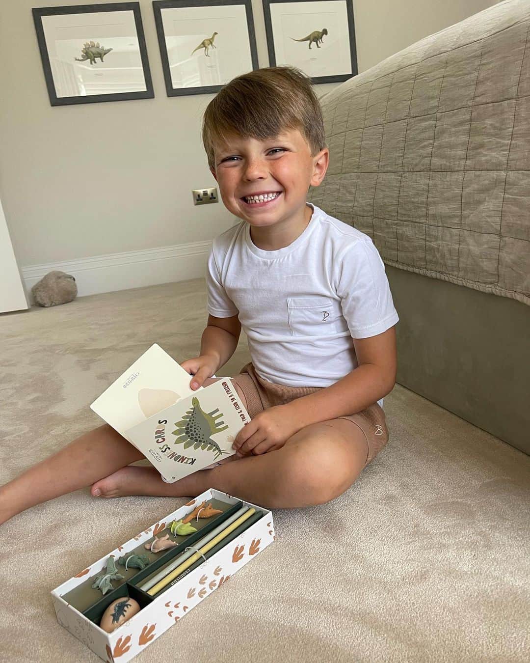 のインスタグラム：「Arthur Chops you little cutie 🤍  Checking out his @chapterbofficial stationery 🦖 … The full collection is available to buy now in store @tescofood 🤍 #mybrand」