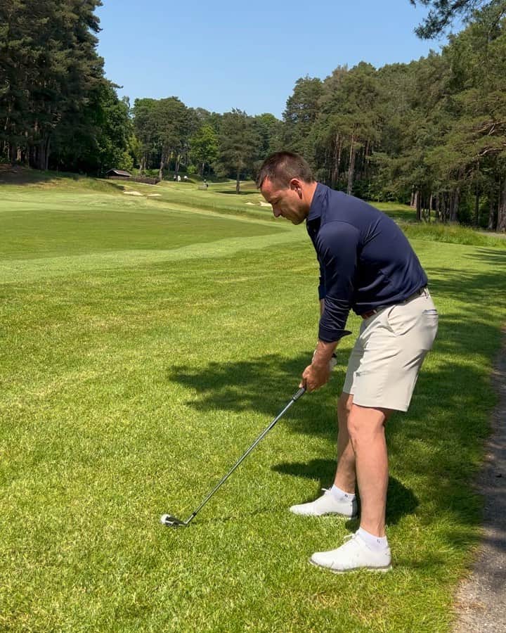 ジョン・テリーのインスタグラム：「Bored with making Bogeys so just make Eagles 🦅  7 iron 187 yards into the 13th hole at @wentworth_club」