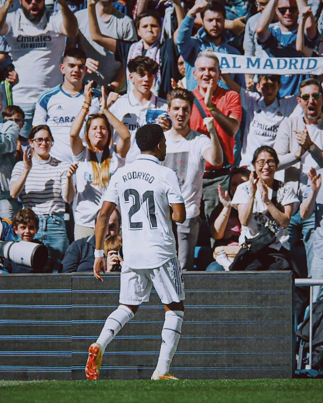 ロドリゴ・ゴエスさんのインスタグラム写真 - (ロドリゴ・ゴエスInstagram)「Madridistas, gracias por el apoyo durante toda la temporada. El sentimiento de defender esta camiseta es inexplicable. Esto no para, seguiremos luchando… queda mucha historia por hacer! @realmadrid yo te quiero 🤍」6月8日 3時47分 - rodrygogoes