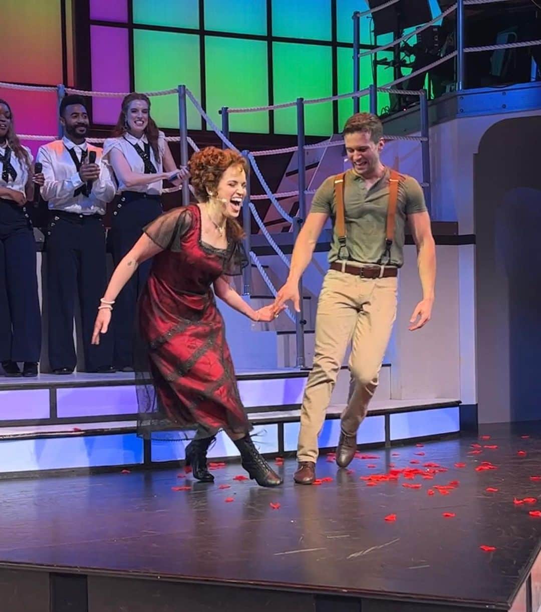 リンジー・ピアースのインスタグラム：「Off-Broadway Debut ✅ 🥹  And with the best show, best cast, best friends and best of audiences. Special thanks and love to @nfparkergirl , @mewilliams227 and @ohhey_brandon who quite literally held my hands throughout the night 💛  To @tyler_olshansky , @emilymartinezofficial and @nicoleraquel_d god love you three 💛  To everyone that came out to support and laugh with us, thank you a thousand times. You are all precious to me.  Let’s do it again, girlfriends 💛  @titaniquemusical」