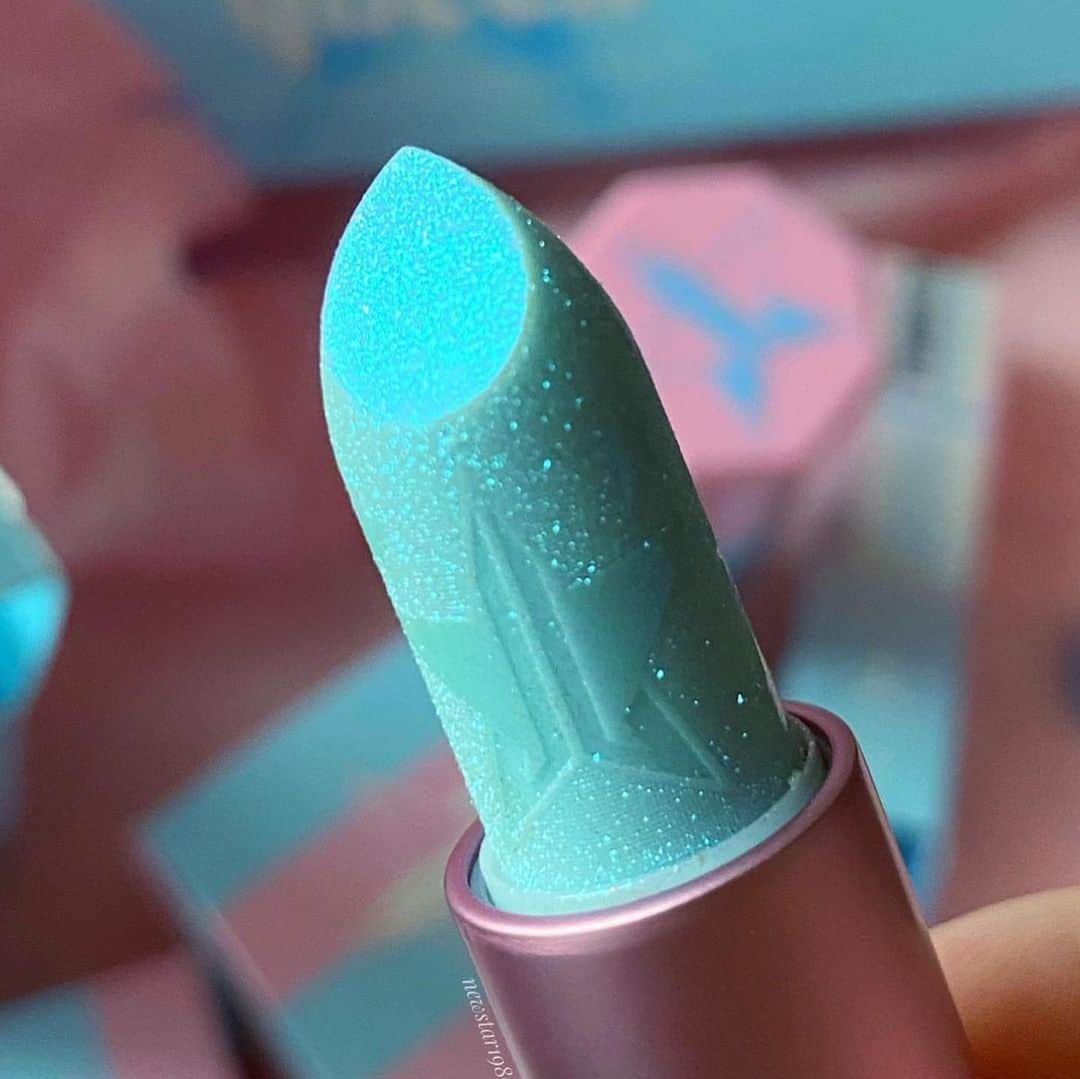 Jeffree Star Cosmeticsさんのインスタグラム写真 - (Jeffree Star CosmeticsInstagram)「The most prettiest lip balm in the world 😇 Our #hydratingglitz lip balms are stunning, leaving your lips soft and ready for the day ✨ This is shade ‘blue balls’ and goes on clear #jeffreestarcosmetics #lipbalm」6月8日 4時00分 - jeffreestarcosmetics