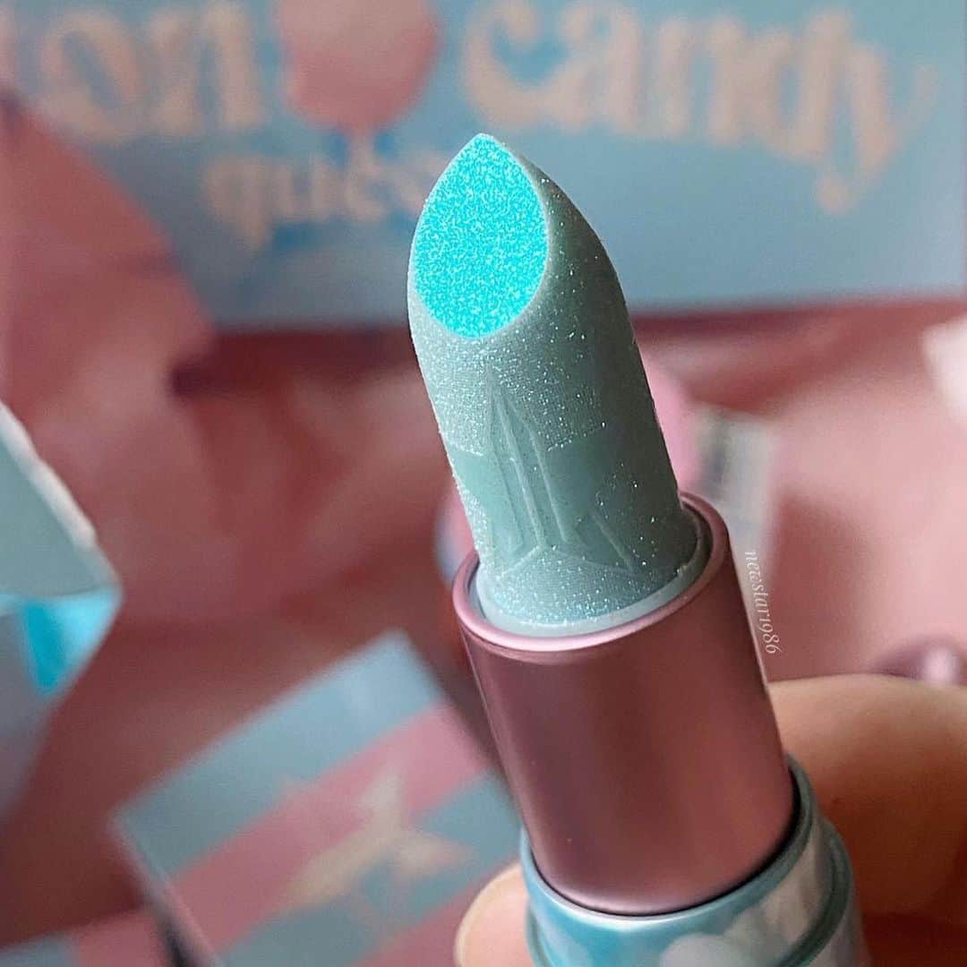 Jeffree Star Cosmeticsのインスタグラム：「The most prettiest lip balm in the world 😇 Our #hydratingglitz lip balms are stunning, leaving your lips soft and ready for the day ✨ This is shade ‘blue balls’ and goes on clear #jeffreestarcosmetics #lipbalm」