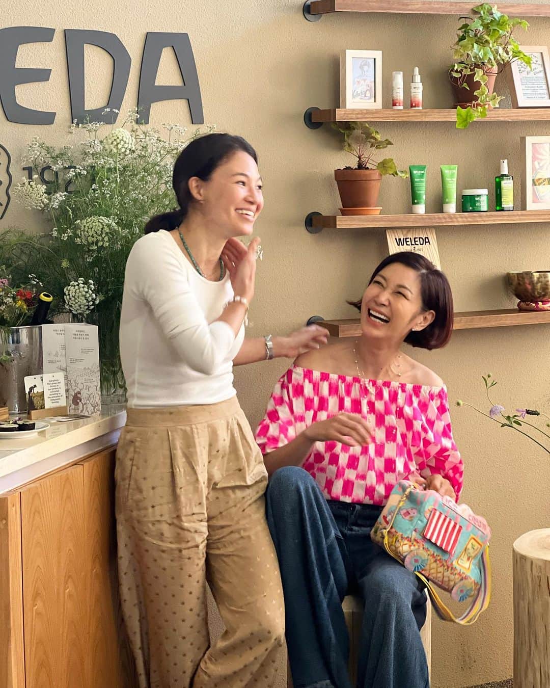 ピョン･ジョンスさんのインスタグラム写真 - (ピョン･ジョンスInstagram)「Weleda SPA 생겼다 ! 건물 전체에 향기가득 ! 가든에 온듯 넘 좋아요  심신 힘들때는 여기서 만나요 !! 성곤대표 우리 벨레다 가든으로 떠납시당!!  오랜만에 올리비아도 만나고  항상 볼때마다 기분 좋아지는 친구! 애들 키우느라 애쎴다 !!!」6月8日 14時51分 - hoyatoya