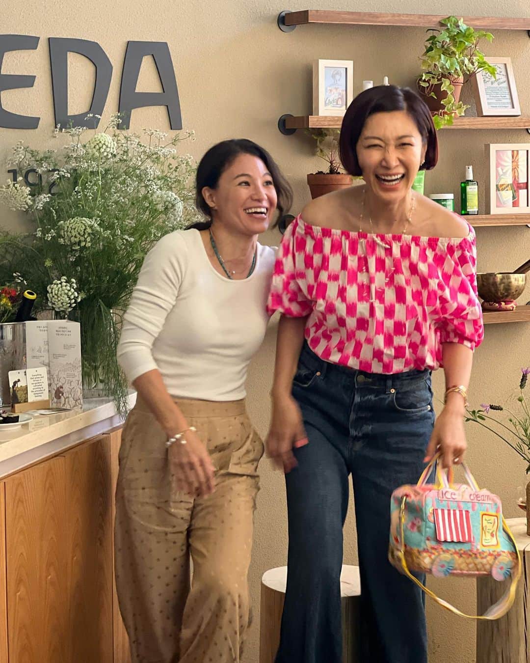 ピョン･ジョンスさんのインスタグラム写真 - (ピョン･ジョンスInstagram)「Weleda SPA 생겼다 ! 건물 전체에 향기가득 ! 가든에 온듯 넘 좋아요  심신 힘들때는 여기서 만나요 !! 성곤대표 우리 벨레다 가든으로 떠납시당!!  오랜만에 올리비아도 만나고  항상 볼때마다 기분 좋아지는 친구! 애들 키우느라 애쎴다 !!!」6月8日 14時51分 - hoyatoya