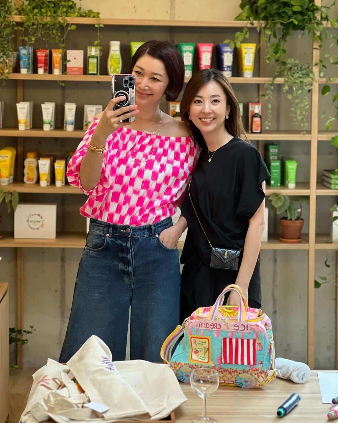 ピョン･ジョンスさんのインスタグラム写真 - (ピョン･ジョンスInstagram)「Weleda SPA 생겼다 ! 건물 전체에 향기가득 ! 가든에 온듯 넘 좋아요  심신 힘들때는 여기서 만나요 !! 성곤대표 우리 벨레다 가든으로 떠납시당!!  오랜만에 올리비아도 만나고  항상 볼때마다 기분 좋아지는 친구! 애들 키우느라 애쎴다 !!!」6月8日 14時51分 - hoyatoya