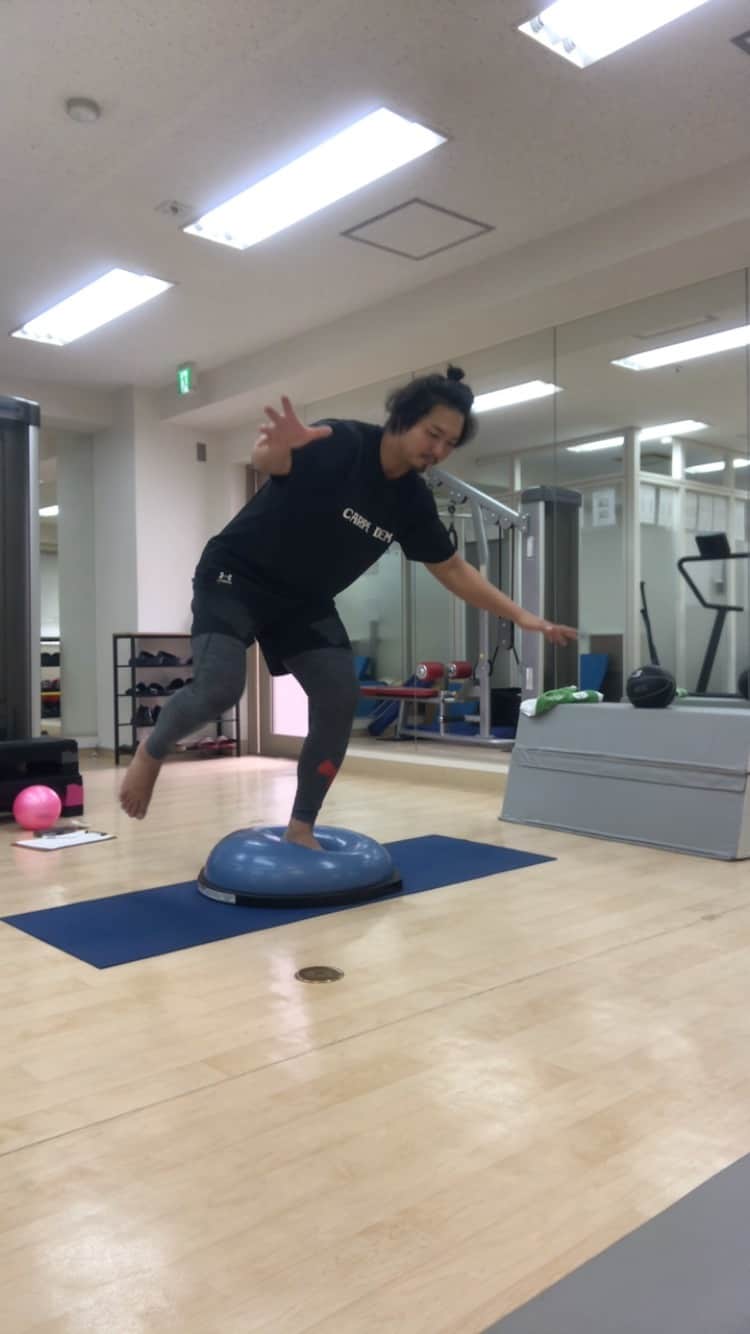 ジェイク・リーのインスタグラム：「まだまだバランス悪男  #両国駅 #徒歩4分くらい #両国こんごう整骨院  #コンディショニング #バランスボール #半円 #スクワット」