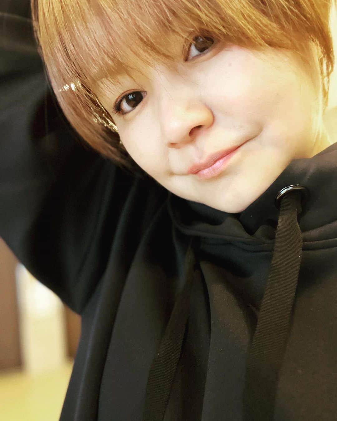 中澤裕子のインスタグラム：「⭐︎⭐︎   今日もトレーニングがんばった。 最近は筋トレをお休みして、 あまり使ってこなかった 筋肉を目覚めさせてる感じです。 めちゃくちゃキツいけど、 ヘトヘト、脚はガクガクになるけど、 出来ない💦と、言いたくない🤣 自分との闘い。 敵は誰かではなく、 ダメだ、、と思う自分の心😡  私の座右の銘は 「弱肉強食」です☺️  そんな事を思いながら トレーニング直後の疲れた、、の私。  #インナーマッスルを鍛える #アウターマッスル強化も再開したい」