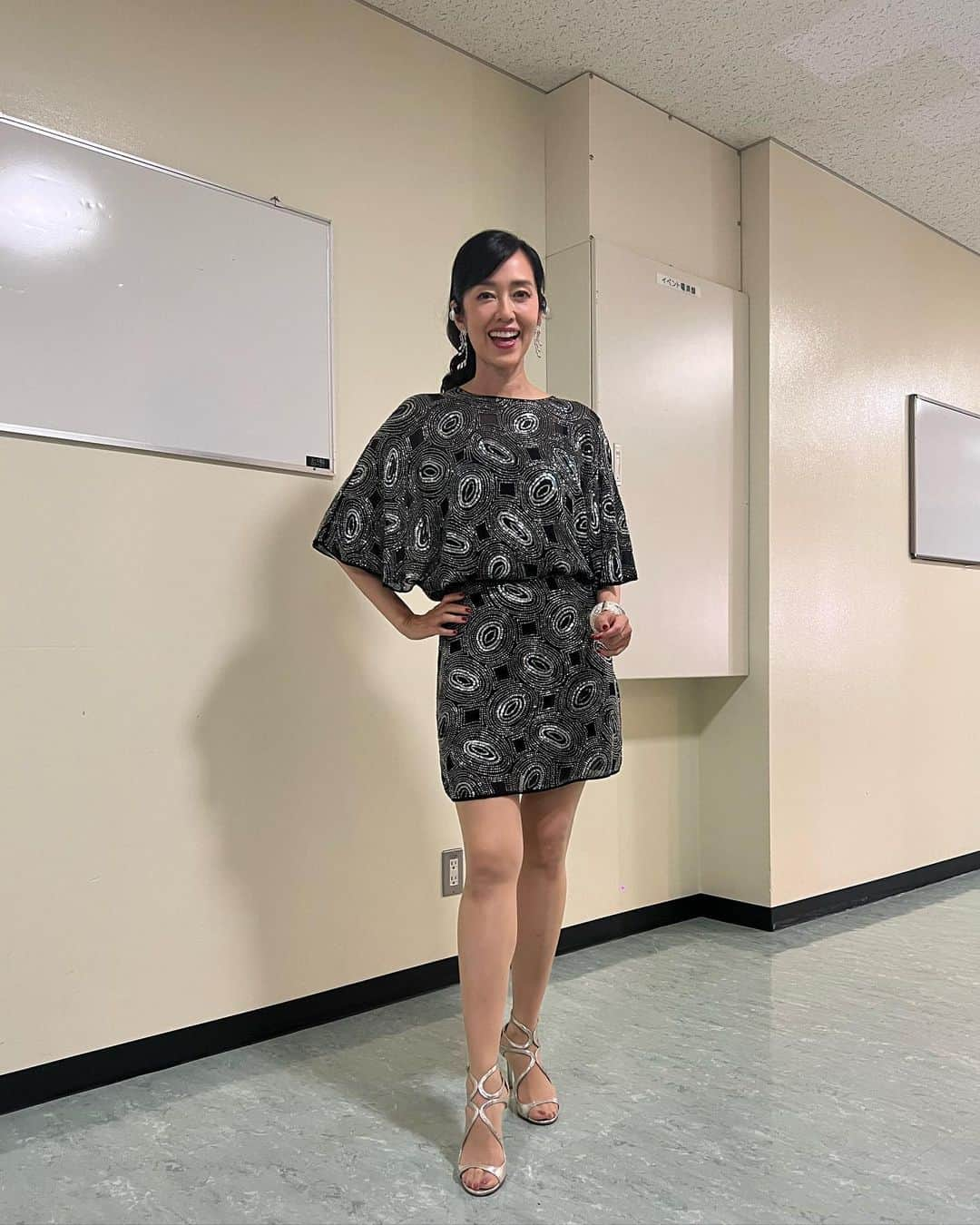 早見優さんのインスタグラム写真 - (早見優Instagram)「My dress for NHK UTACON Sparkly with essence of polka dot design🎶 Loved my earrings by Shanu Agarwal  #sparkly #dress #onepiece #miniskirt #jimmychoo #diamond」6月8日 13時33分 - yuyuhayami