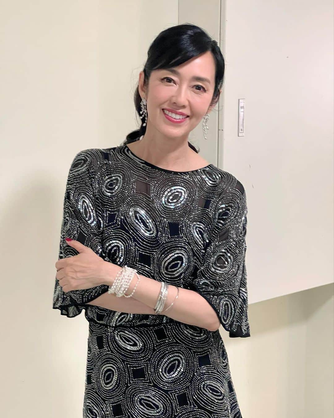 早見優のインスタグラム：「My dress for NHK UTACON Sparkly with essence of polka dot design🎶 Loved my earrings by Shanu Agarwal  #sparkly #dress #onepiece #miniskirt #jimmychoo #diamond」