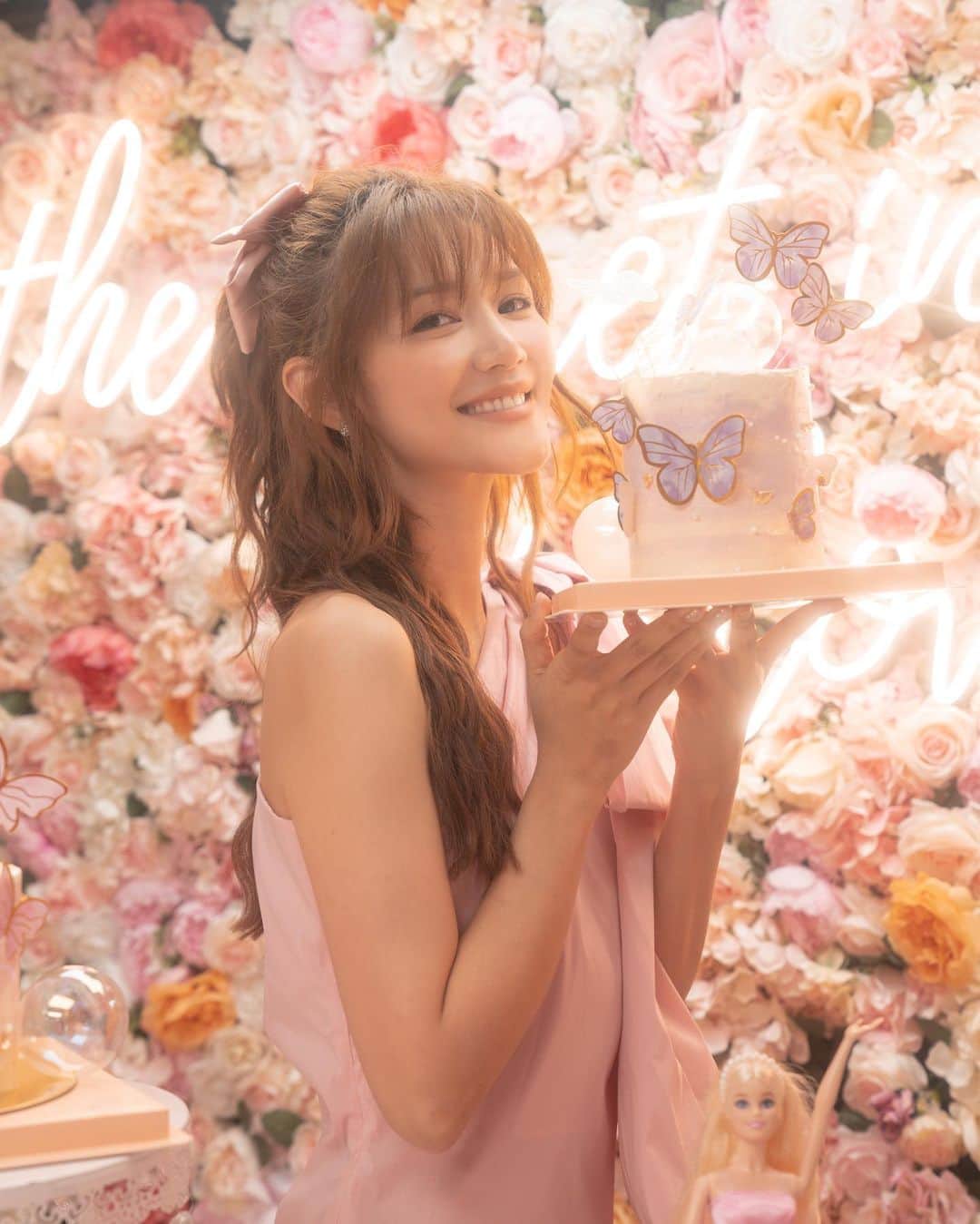 Elva Niのインスタグラム：「自己在家烘焙的蛋糕不是烤焦就是不會膨脹😂 只有在 @bakebe_hk 做蛋糕才不會失敗而且還很好吃😋 是有什麼魔法 @venuschichi 😌 Come bake at Bake Be and party with @Barbie 🎀  #Bakebe #youcanbeanything #elvaootd hair @easfu」