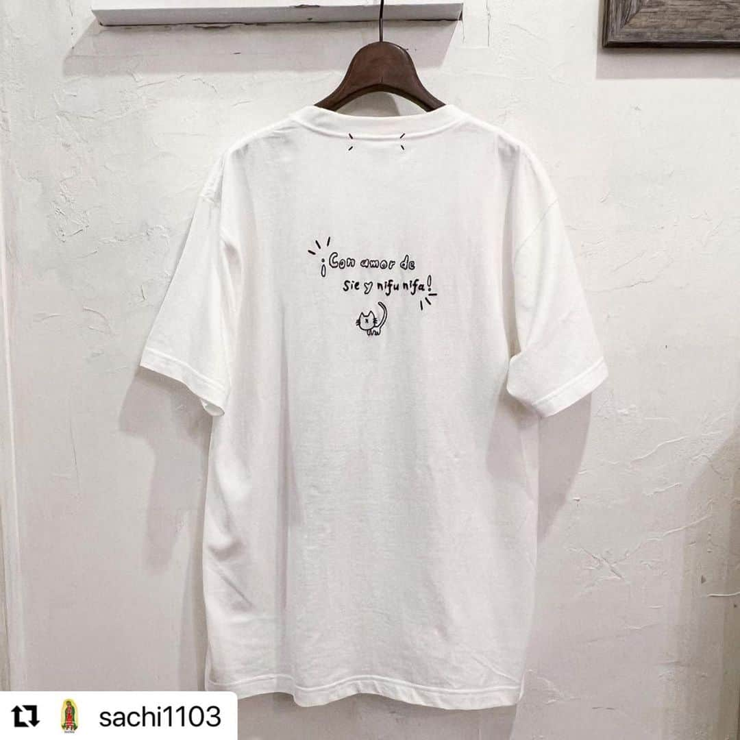 小日向しえさんのインスタグラム写真 - (小日向しえInstagram)「#Repost @sachi1103 with @use.repost ・・・ ✞  しえさんのサプライズプレゼント企画！  Tシャツを選ぶところから、きょんさんにお渡しするまで。 そして今回Numéroに掲載してくださったここまでの経緯。 いつもみなさまの愛に溢れていた♡  中でもわたしのお気に入りは きょんさんとしえさんの立ち話に、ほんっとに自然に しれっと参加して輪になったあのタイミング。  絶景だった。  #Repost @nifunifa_ with @use.repost ・・・ ✞  nifunifaハンド刺繍に、小泉今日子さんヒットソングを スペイン語でデザインしました。  きょんさんを黒猫にしちゃったのと、 バックのメッセージはしえさんのデザイン。  ((( ¡Con amor de Sie y nifunifa! ))) Sieとnifunifaより 愛をこめて！  きょんさんに直接お渡しできた、夢のような出来事です。  ¡Muchas Gracias! @sie_kohinata  @asatte2015   #nifunifa #japan #tokyo #東京 #下北沢 #下北沢東口 #shimokitazawa #mexico #DF #cdmx #メキシコ #メキシコ雑貨 #下北沢nifunifa #メキシコ雑貨nifunifa #下北沢メキシコnifunifa  #キョンキョン さん #小泉今日子 さん #小日向しえ さん  【営業のお知らせ】 時間短縮営業を引き続き継続中です。  営業時間 : 14:00 〜 20:00   今後の営業再開に関して、変更の可能性がありますので、SNS等をご確認頂きますよう、よろしくお願い致します。  ✔️問い合わせはこちら👉🏼info@nifunifa.jp ※Instagram DMでは承っておりません。  🤍🤍🤍 楽しい企みだった😎😎😎 喜んでもらえて 本当に本当に嬉しい❣️」6月8日 13時44分 - sie_kohinata