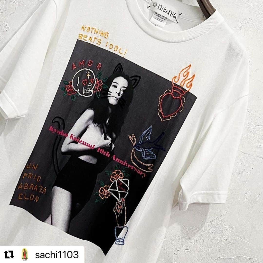 小日向しえのインスタグラム：「#Repost @sachi1103 with @use.repost ・・・ ✞  しえさんのサプライズプレゼント企画！  Tシャツを選ぶところから、きょんさんにお渡しするまで。 そして今回Numéroに掲載してくださったここまでの経緯。 いつもみなさまの愛に溢れていた♡  中でもわたしのお気に入りは きょんさんとしえさんの立ち話に、ほんっとに自然に しれっと参加して輪になったあのタイミング。  絶景だった。  #Repost @nifunifa_ with @use.repost ・・・ ✞  nifunifaハンド刺繍に、小泉今日子さんヒットソングを スペイン語でデザインしました。  きょんさんを黒猫にしちゃったのと、 バックのメッセージはしえさんのデザイン。  ((( ¡Con amor de Sie y nifunifa! ))) Sieとnifunifaより 愛をこめて！  きょんさんに直接お渡しできた、夢のような出来事です。  ¡Muchas Gracias! @sie_kohinata  @asatte2015   #nifunifa #japan #tokyo #東京 #下北沢 #下北沢東口 #shimokitazawa #mexico #DF #cdmx #メキシコ #メキシコ雑貨 #下北沢nifunifa #メキシコ雑貨nifunifa #下北沢メキシコnifunifa  #キョンキョン さん #小泉今日子 さん #小日向しえ さん  【営業のお知らせ】 時間短縮営業を引き続き継続中です。  営業時間 : 14:00 〜 20:00   今後の営業再開に関して、変更の可能性がありますので、SNS等をご確認頂きますよう、よろしくお願い致します。  ✔️問い合わせはこちら👉🏼info@nifunifa.jp ※Instagram DMでは承っておりません。  🤍🤍🤍 楽しい企みだった😎😎😎 喜んでもらえて 本当に本当に嬉しい❣️」