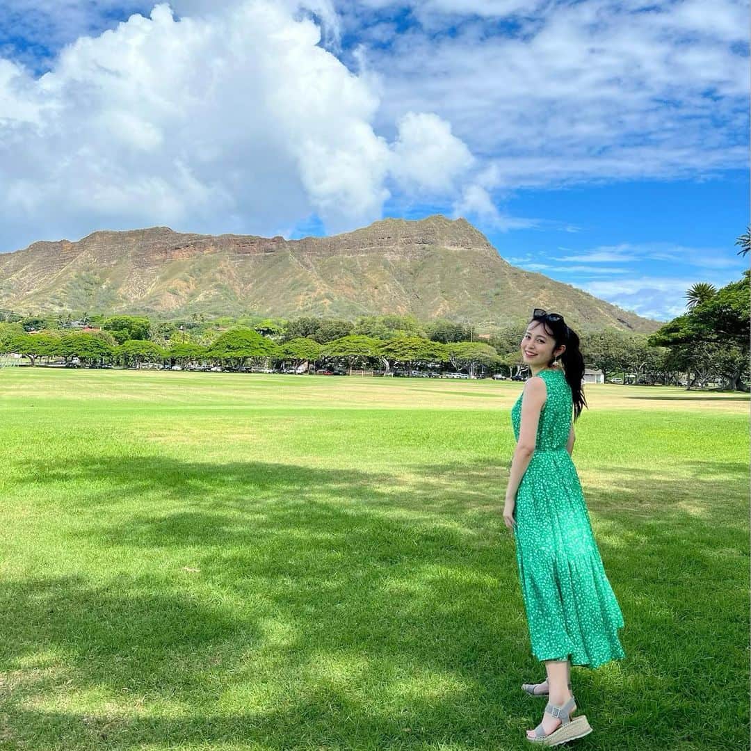 のインスタグラム：「* Kapiolani Park⛰🌴👒 ランチはダイヤモンドヘッドが 綺麗に見えるお店でした🐟🌿 * #Hawaii  #deckhawaii」