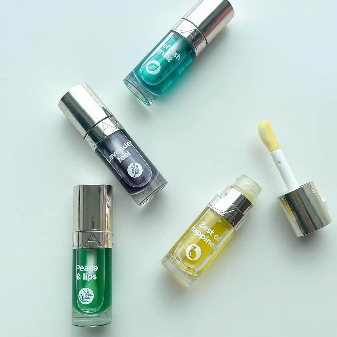 のインスタグラム：「@clarinsjp  リップコンフォートオイルの数量限定カラーが登場🌱🍋🪻🍀  それぞれに3種のプラントカクテルと、たっぷりのトリートメント成分でぷるぷるリップに♪  11 ブルー：ブルーxミント 12 パープル：パープルーxラベンダ 13 グリーン：グリーンxユーカリ 14 イエロー：イエローxレモン  私はブルーのミントが気分♪♪」